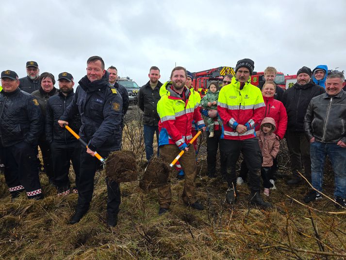 Pétur, slökkviliðsstjóri Brunavarna Árnessýslu og Einar Ágúst, formaður björgunarfélagsins á staðnum tóku fyrstu skóflustunguna að viðstöddum gestum, sem boðið var til athafnarinnar.