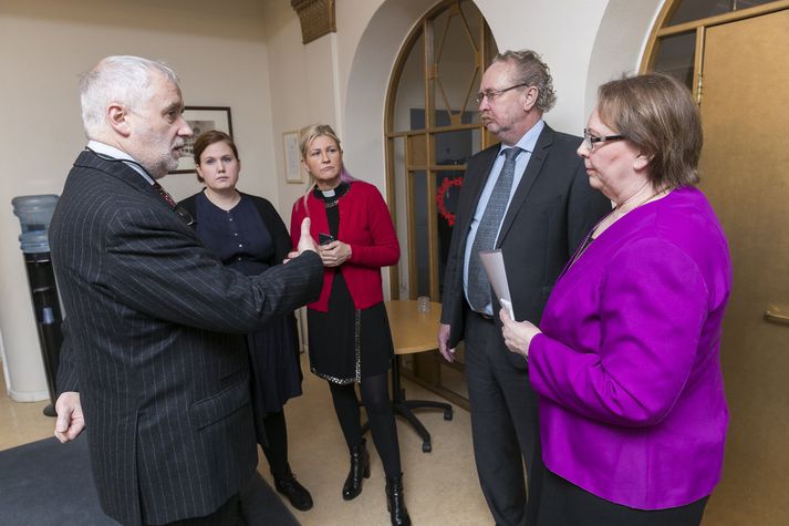 Séra Guðrún Karls Helgudóttir afhendir biskup áskorun prestvígðra kvenna. Fréttablaðið/Vilhelm