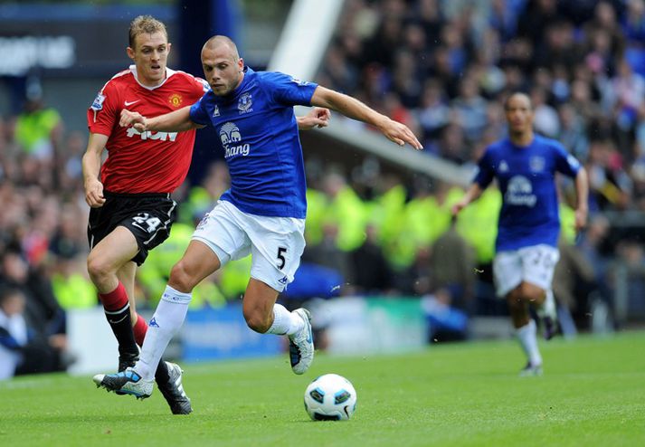 Heitinga í baráttu við Darren Fletcher.