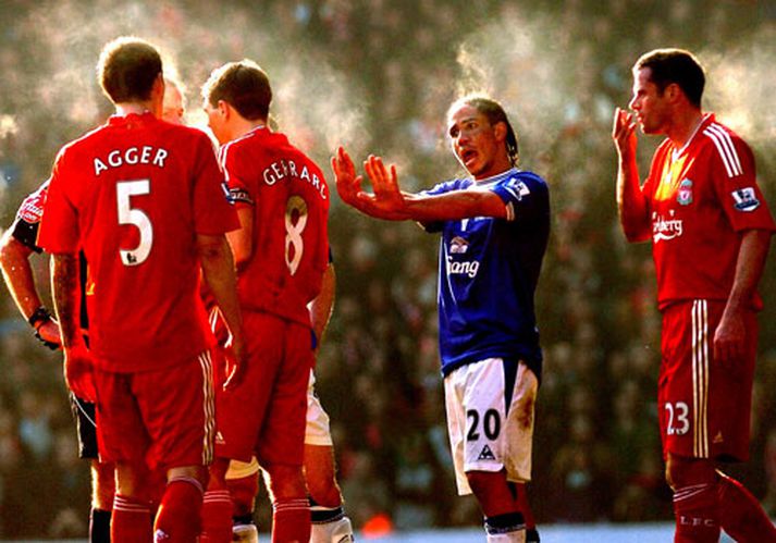 Steven Pienaar í nágrannaslag, ein af flottustu myndum síðasta tímabils.