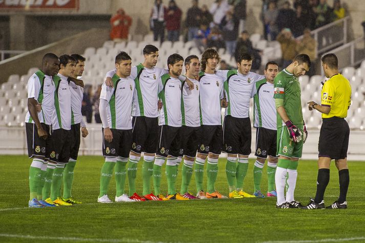 Leikmenn Racing Santander standa hér fyrir framan dómarann og neita að spila leikinn.