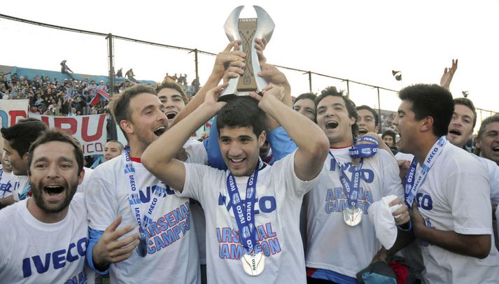 Leikmenn Arsenal fagna hér titlinum.