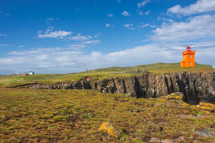 Sólin skín ekki í Grímsey í dag en þar er þó fallegt og stillt veður, í svarta þoku.