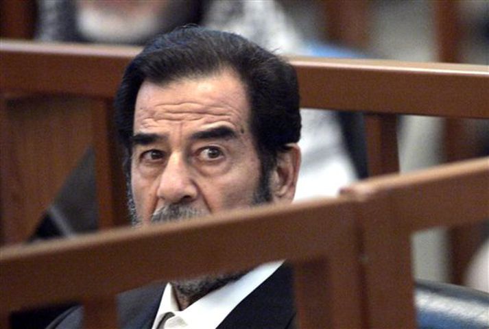 Saddam Hússein, fyrrverandi Íraksforseti, fyrir dómi í Bagdad.