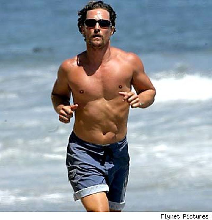 Matthew McConaughey Flottur á ströndinni.