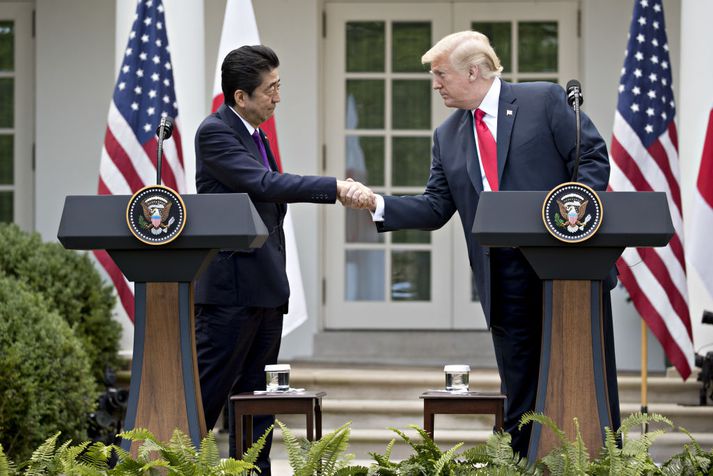 Shinzo Abe og Donald Trump héldu sameiginlegan blaðamannafund fyrir utan Hvíta húsið í dag.