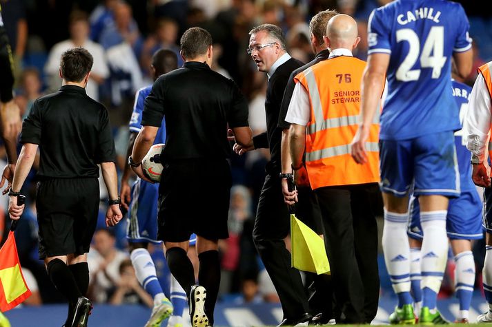 Paul Lambert ræðir við Kevin Friend dómara leiksins.