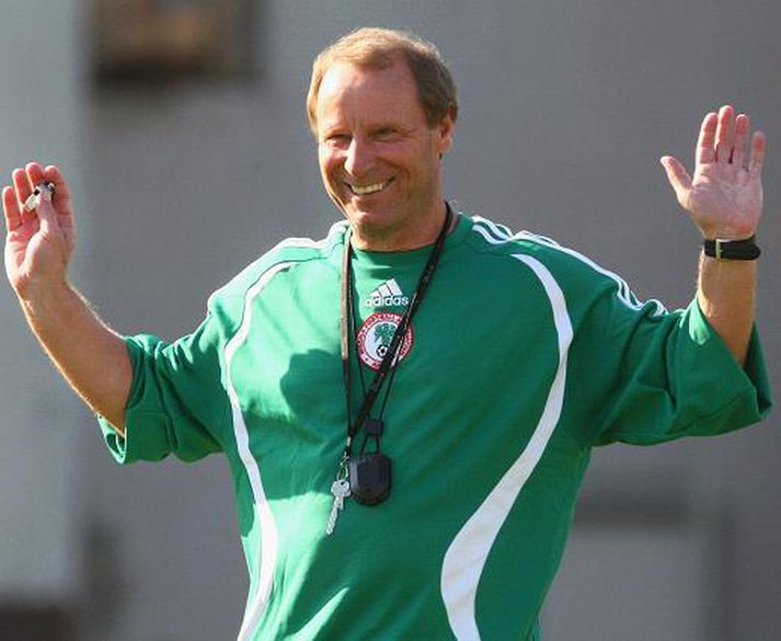 Berti Vogts er þjálfari Nígeríu sem komst naumlega áfram.