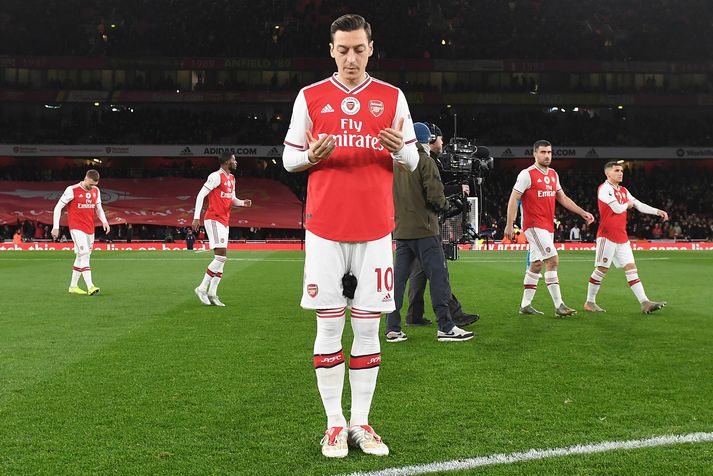 Mesut Özil biður fyrir leik Arsenal og Manchester City á dögunum.