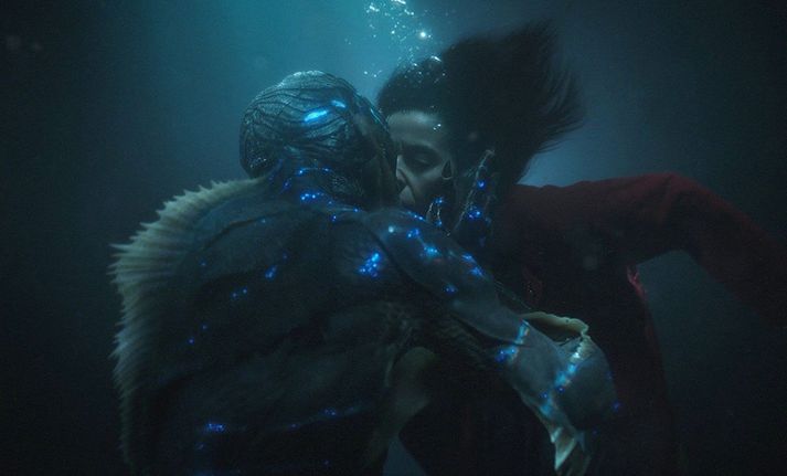 The Shape of Water er töfrandi og undurfögur ástarsaga, bældrar konu og ofsóttrar furðuveru, sem orð fá vart lýst.