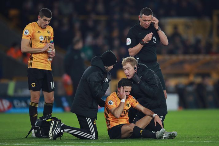 Joao Moutinho heldur um höfuðið eftir að hafa fengið högg. Svo gæti farið að hægt verði að gera tímabundnar skiptingar vegna höfuðmeiðsla.