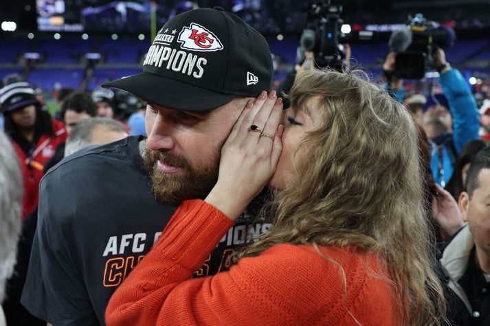 Taylor Swift hvíslar í eyra kærasta síns Travis Kelce eftir að Kansas City Chiefs tryggði sér sæti í Super Bowl.