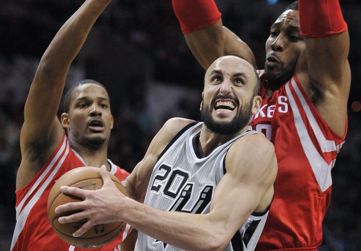 Ginobili í baráttu við Dwight Howard og Trevor Ariza.