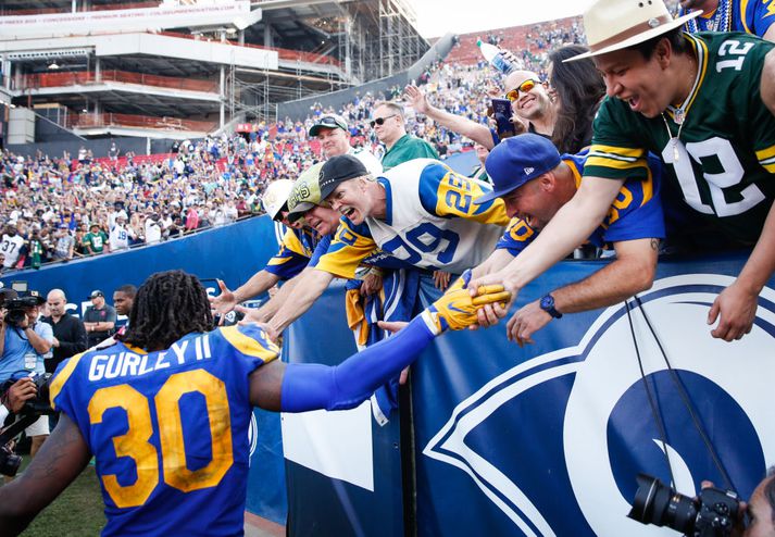 Todd Gurley fagnar með stuðningsmönnum.