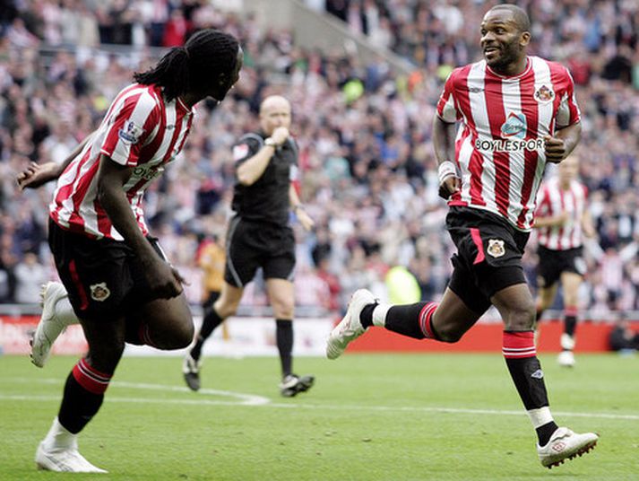 Darren Bent og Kenwyne Jones fagna marki saman í leiknum.