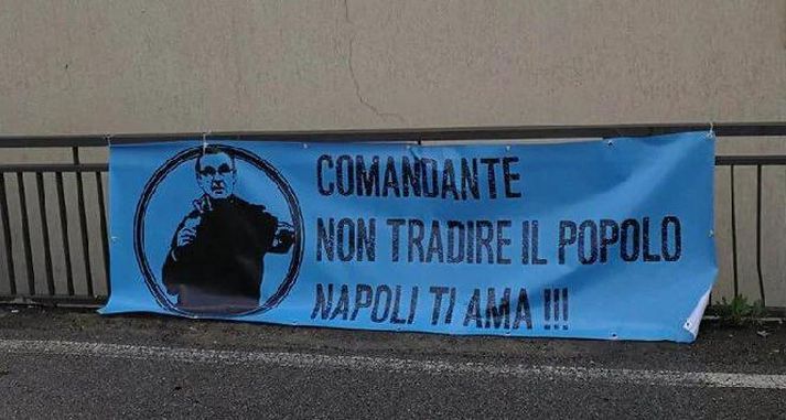 Borðinn góði fyrir utan húsið hans Sarri í Napoli.