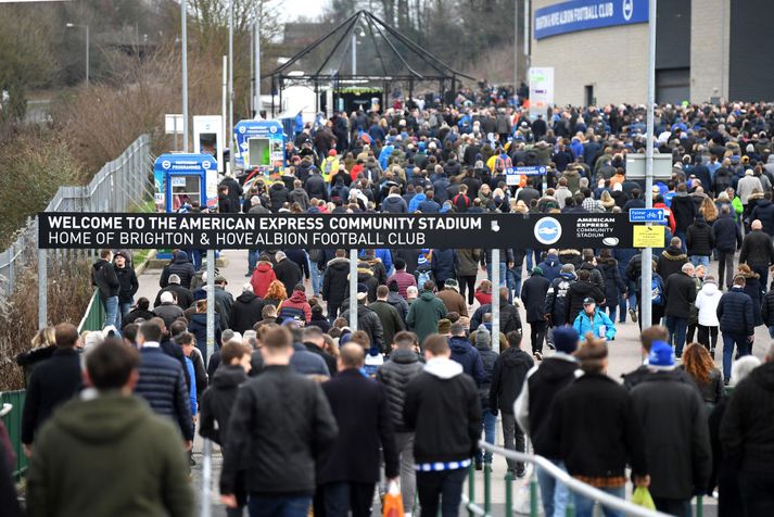 Stuðningsmenn Brighton eru hér fyrir utan heimavöll félagsins.