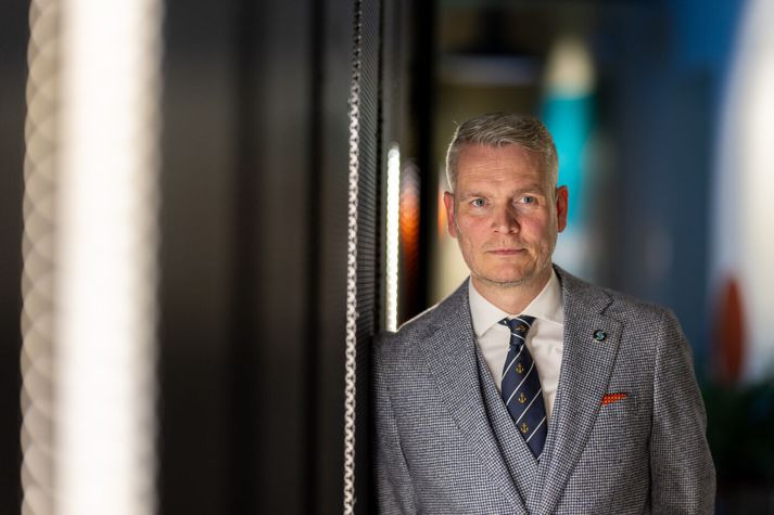 Anton Egilsson, forstjóri Syndis, segir árásirnar framkvæmdar af hakkarahópi sem samsettur sé af ungu fólki, jafnvel unglingum. 
