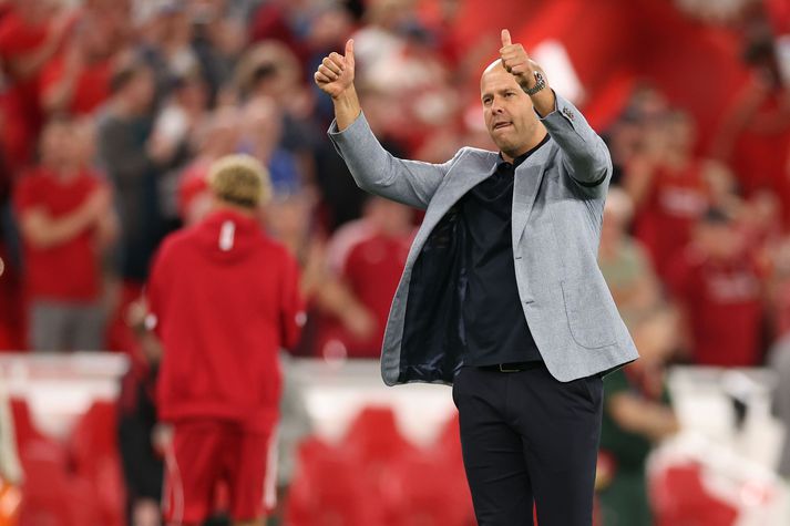 Arne Slot stýrir Liverpool á móti Newcastle á St James´ Park í Newcastle í kvöld. Það má búast við alvöru móttökum hjá stuðningsmönnum heimaliðsins.