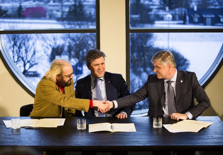 Bjarni gleðst yfir handabandi Óttars og Benedikts. Í kosningunum gáfu Viðreisn og BF sig út fyrir að vera frjálslyndir flokkar en eru nú í ríkisstjórn með burðarflokki kerfisins.