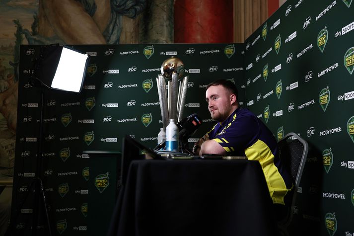 Hinn átján ára Luke Littler freistar þess að verja heimsmeistaratitilinn í pílukasti.
