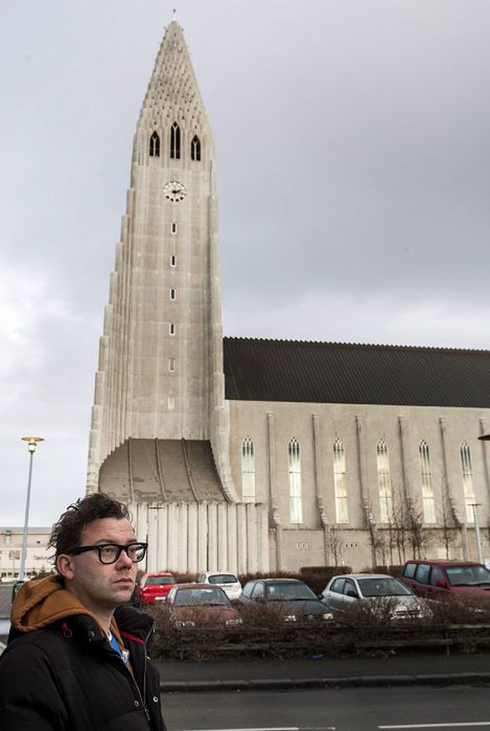 Ekkert á móti kristni Hugleikur segist ekki hafa neitt á móti kristinni trú þó hann sé að gera örlítið grín að henni í nýju bókinni. Hann er þó á móti fólki sem misnotar trúarbrögð, hvaða trúarbrögð sem er.fréttablaðið/anton