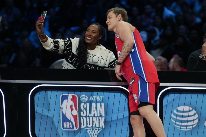WNBA goðsögnin Lisa Leslie tekur mynd af sér með Mac McClung á Stjörnuhelginni.