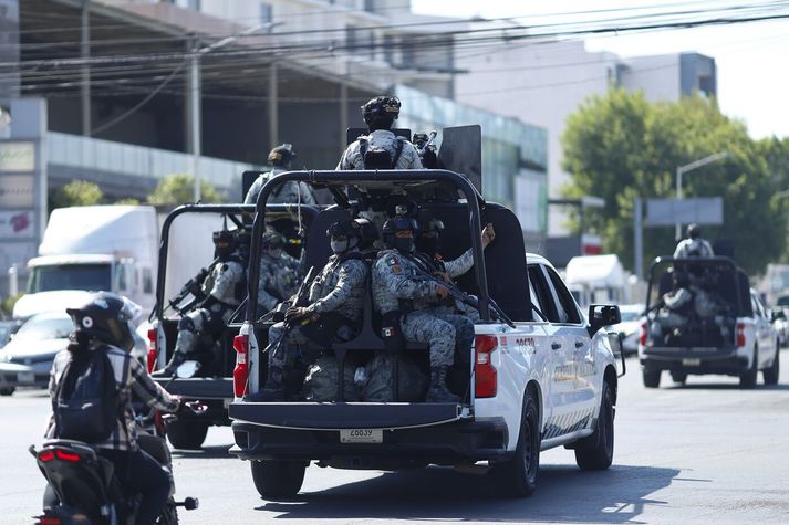 Mexíkóskir hermenn standa vörð við kirkjugarðinn þar sem El Mencho var jarðaður fyrr í þessum mánuði. Stjúpsonur hans er sagður hafa tekið við stjórnartaumunum af glæpasamtökum hans en sá er bandarískur ríkisborgari.