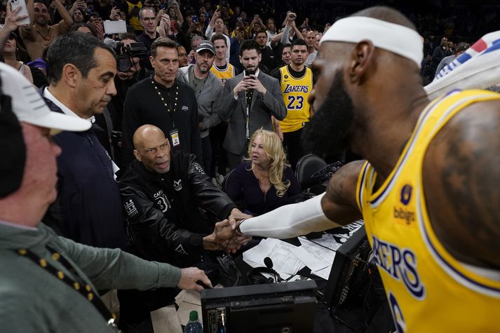 LeBron James tekur í höndina Kareem Abdul-Jabbar sem var mættur til að sjá James slá stigametið sitt.