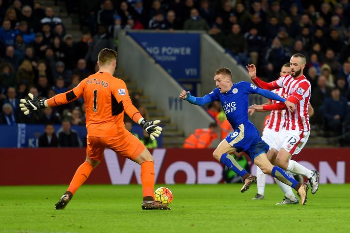 Jamie Vardy í þann mund að skora sitt 16. deildarmark í vetur.