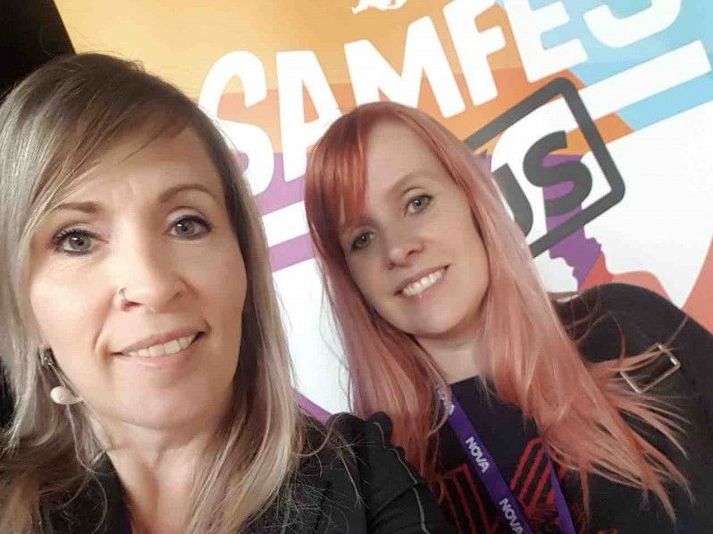 Ásta Sól Kristjánsdóttir verkefnastjóri (t.v) og Benedikta Sörensen Valtýsdóttir skólastjóri (t.h). Auk þeirra starfa þrír aðrir hjá skólanum. Myndin er fengin af Karolina Fund.