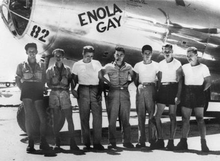 Áhöfn sprengjuflugvélarinnar Enola Gay sem varpaði fyrstu kjarnorkusprengjunni á Japan.