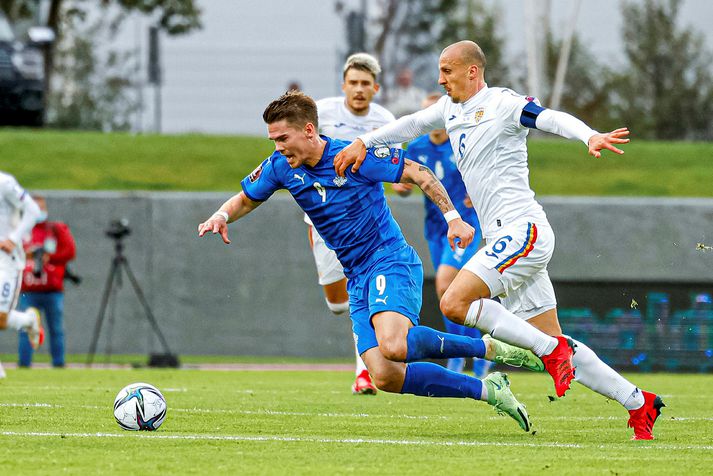 Vlad Chiriches brýtur á Viðari Erni Kjartanssyni í 2-0 sigri Rúmeníu gegn Íslandi á Laugardalsvelli.