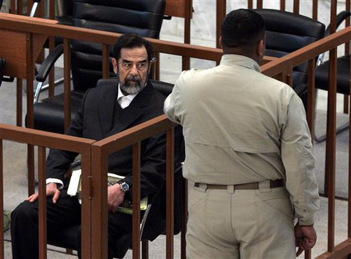 Saddam Hussein við réttarhöldin í morgun skömmu áður en hann strunsaði út.