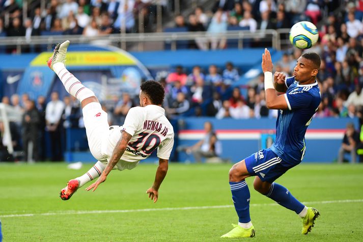 Neymar skorar sigurmarkið gegn Strasbourg.