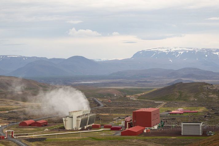 Frá Kröfluvirkjun. Fyrsta gossprungan í Kröflueldum opnaðist aðeins þrjá kílómetra frá stöðvarhúsinu.