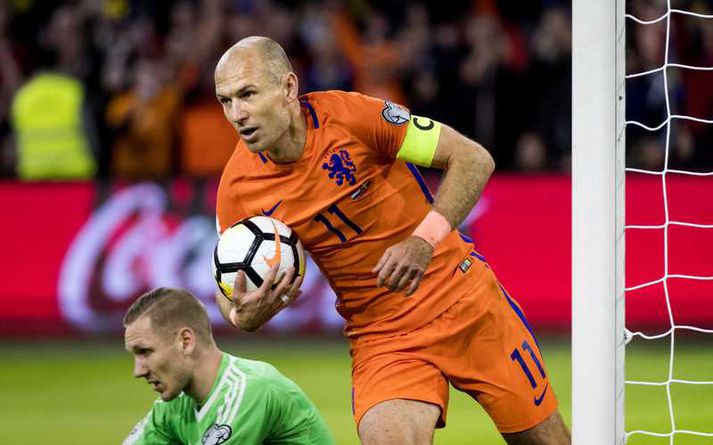 Arjen Robben skoraði bæði mörk Hollendinga.