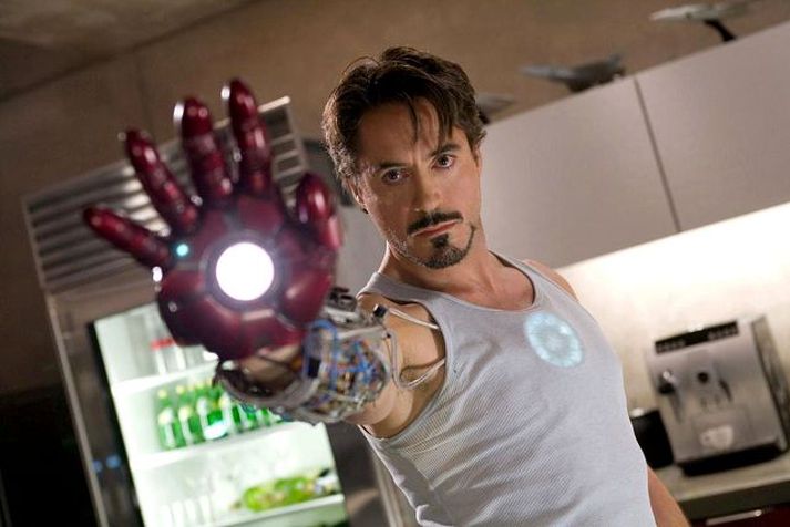 Nýtt par. Robert Downey Jr. og Jon Favreau eru hugsanlega nýtt par í kvikmyndaheiminum, en þeir ætla að gera kvikmynd um stríð kúreka og geimvera.