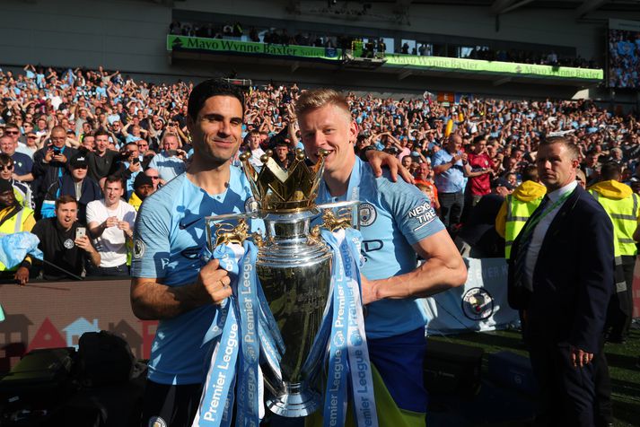 Arteta og Zinchenko unnu ensku úrvalsdeildina tvisvar sinnum saman hjá Manchester City. Hérna eru þeir með bikarinn eftirsótta árið 2019 eftir sigur City á Brighton í lokaumferð deildarinnar.