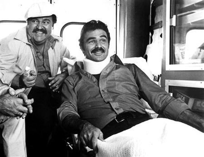 Dom DeLuise, vinstra megin, ásamt Burt Reynolds í sjúkrabílnum sem þeir félagar óku í Cannonball Run II árið 1981.