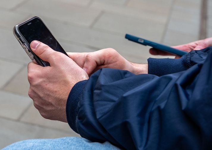 Maðurinn var um fertugt þegar hann sendi ógrynni kynferðislegra skilaboða til átta stúlkna.