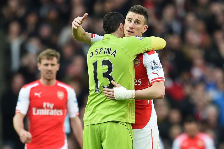 Laurent Koscielny fagnar með markverðinum David Ospina.
