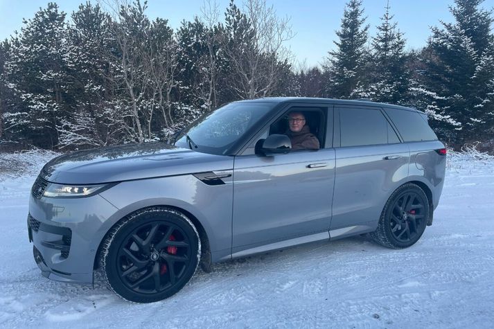 Range Rover Sport býr yfir tímalausri hönnun, kraftmikilli vél, sterklega byggðri grind og ósvikinni tilfinningu fyrir gæðum, þægindum og öryggi. Blaðamaður Vísis fékk að prufukeyra kaggann yfir helgi og var hrifinn.