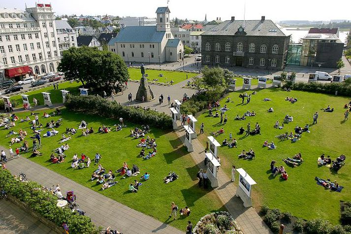Veðurblíða á Austurvelli Lítið færi hefur gefist það sem af er "sumri" til að spóka sig í sólinni, en samkvæmt veðurfræðingum virðist allt útlit fyrir að landsmenn geti náð sér í lit næstu helgi. 
