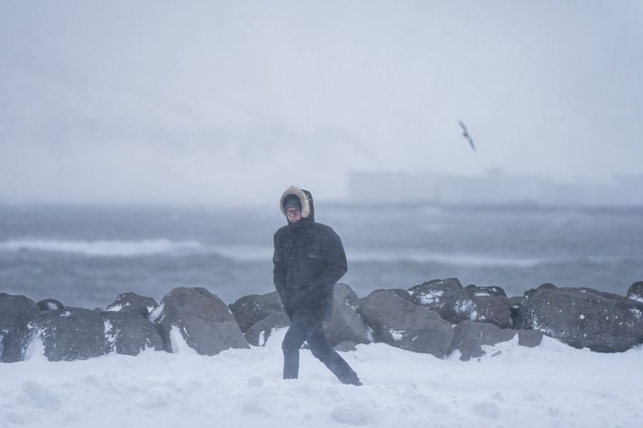 Spáð er éljum og hvassviðri sums staðar á landinu í dag.