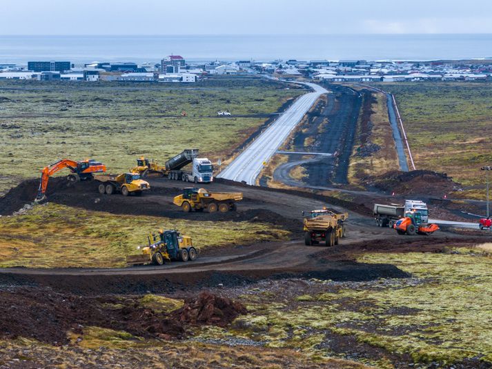 Frá vinnu við varnargarðana í Svartsengi. Grindavík í bakgrunni.