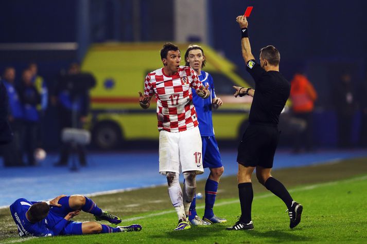 Mandzukic fær rauða spjaldið í leik Króatíu og Íslands í Zagreb í umspili um sæti á HM haustið 2013.