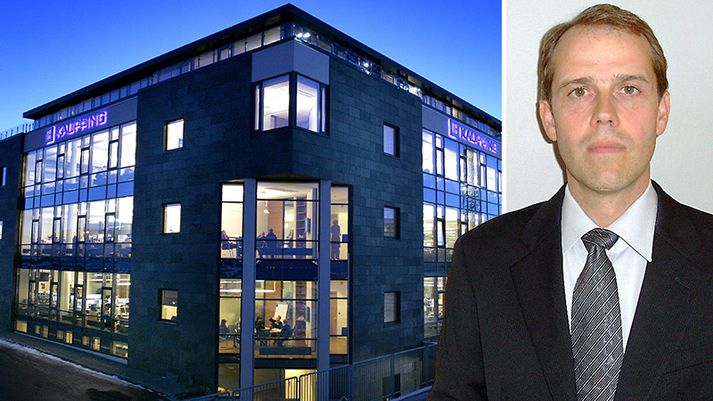 Saksóknari spilaði tvö símtöl fyrir dómi í dag sem Helgi er aðili að. Símtölin voru hleruð við rannsókn málsins í apríl 2010 og í þeim ræðir Helgi við Bjarka Diego, einn af ákærðu, um svokölluð Desulo-viðskipti en fyrir þau er ákært í málinu.