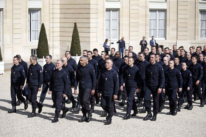 Emmanuel Macron, forseti Frakklands, tók á móti slökkviliðsmönnunum í forsetahöllinni í París í gær.