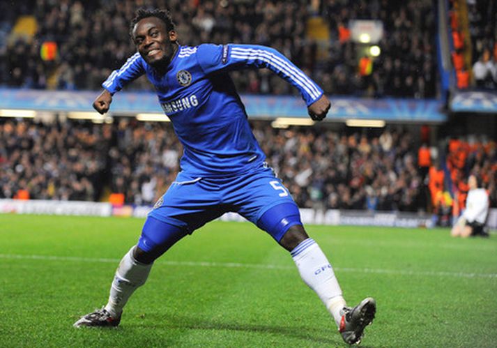 Michael Essien fagnar marki í leik með Chelsea.